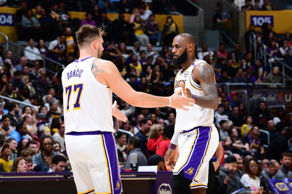 帕尔特伊听证会法院外，有抗议者举横幅批评阿森纳不作为